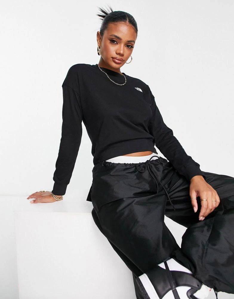 商品The North Face|The North Face Ensei long sleeve cropped heavyweight t-shirt in black Exclusive at ASOS,价格¥260,第1张图片