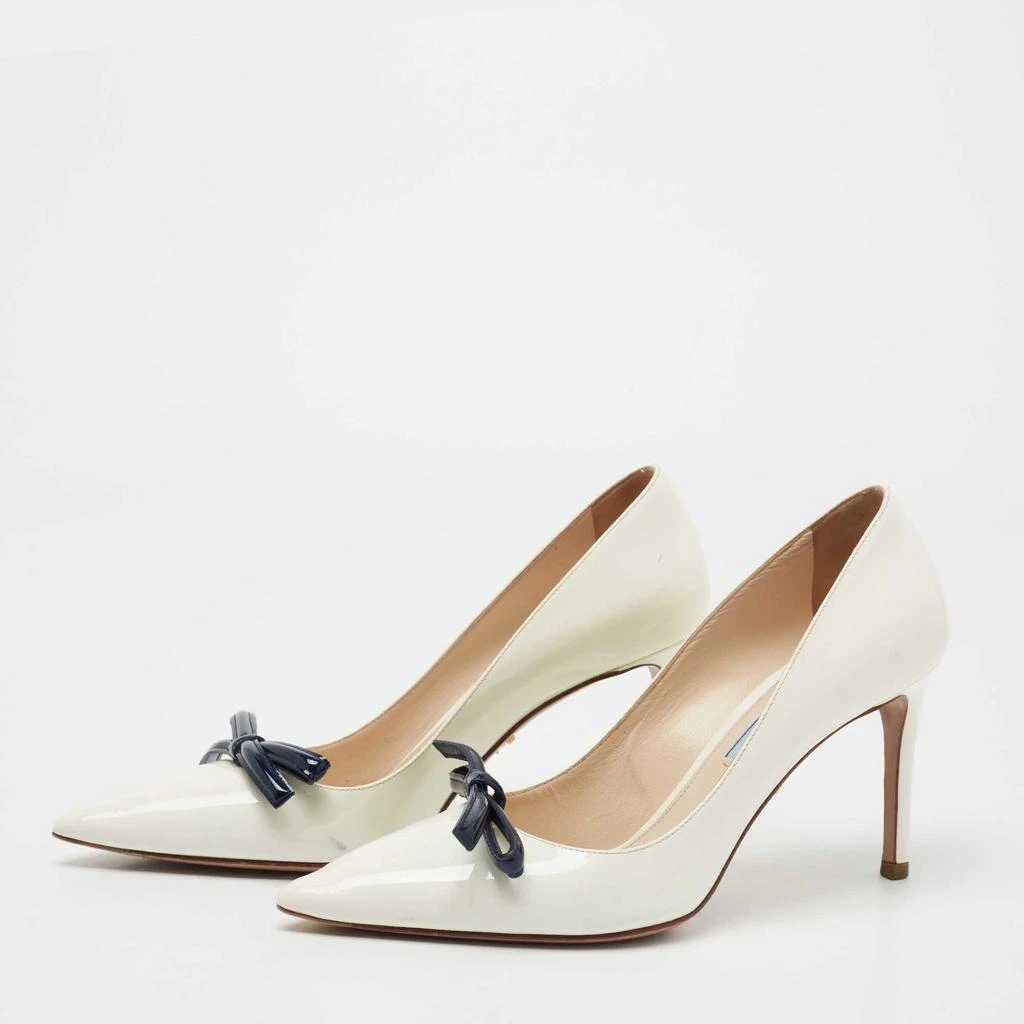 商品[二手商品] Prada|Prada Off-White/Navy Blue Patent Leather Bow Pointed Toe Pumps Size 37,价格¥3058,第2张图片详细描述
