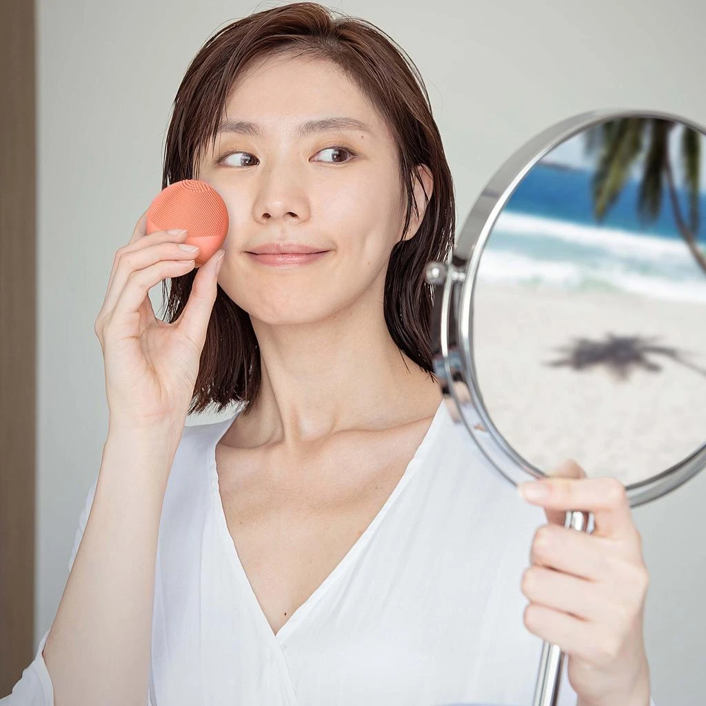 FOREO LUNA 4 GO 2-Zone Facial Cleansing and Firming Device for All Skin Types 商品