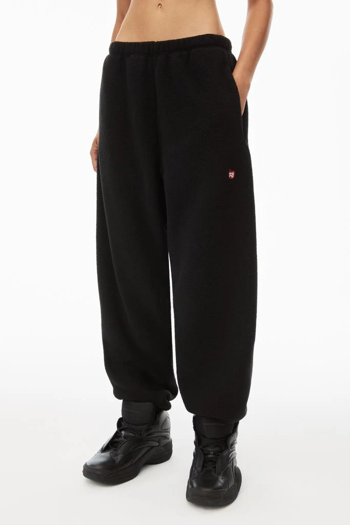 商品Alexander Wang|sweatpant in teddy fleece with red apple logo,价格¥1435,第3张图片详细描述