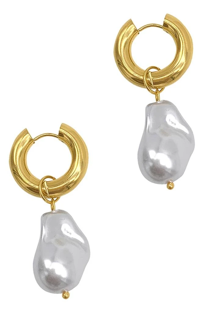 商品ADORNIA|Water Resistant Shell Pearl Drop Huggie Earrings,价格¥261,第1张图片