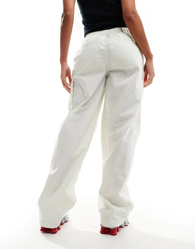 商品Calvin Klein|Calvin Klein Jeans cargo trouser in white,价格¥530,第3张图片详细描述