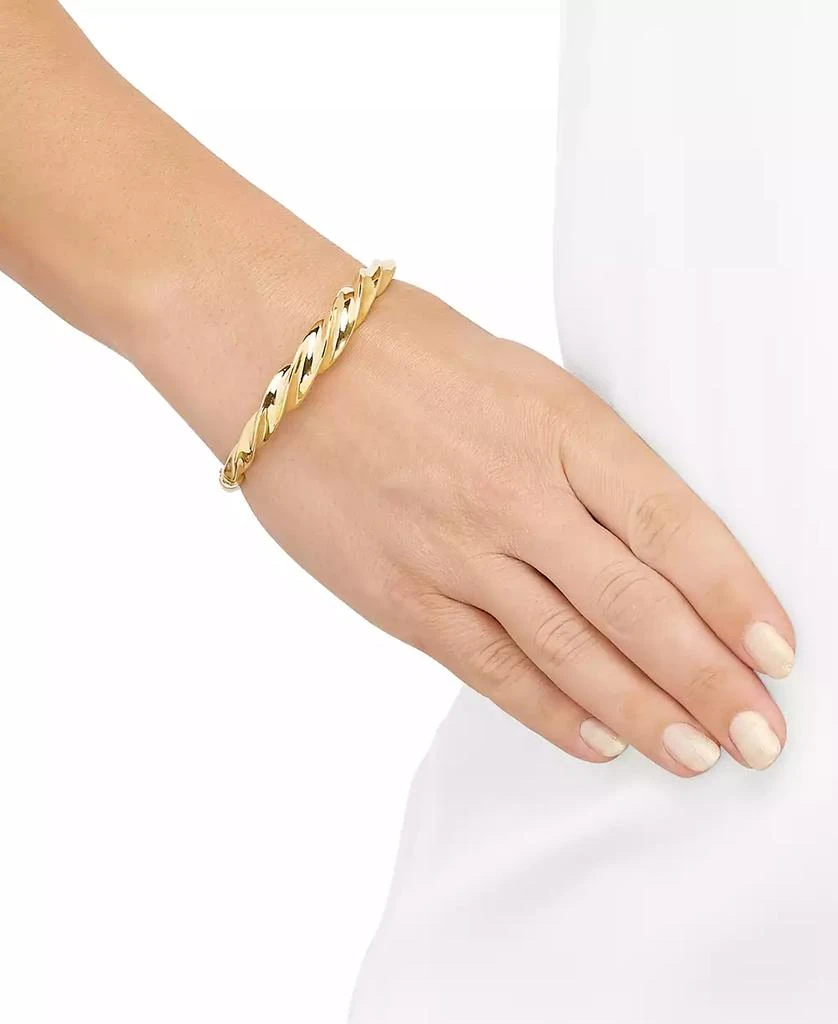 商品Macy's|Polished Shrimp Design Bangle Bracelet in 18k Gold-Plated Sterling Silver,价格¥2025,第2张图片详细描述