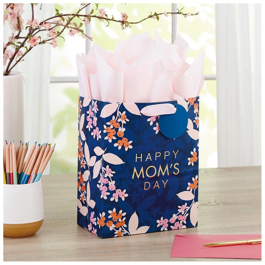 商品Hallmark|Mother's Day Gift Bag with Tissue Paper,价格¥38,第2张图片详细描述