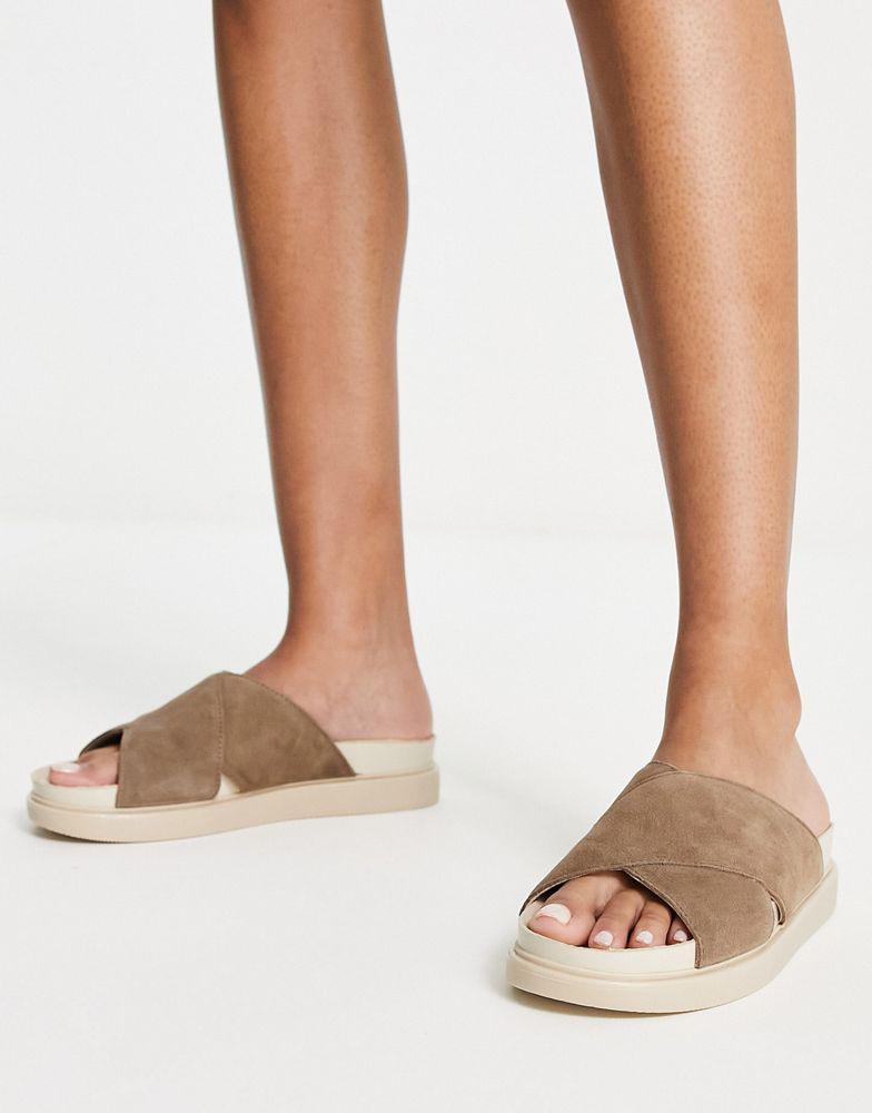 商品Vagabond|Vagabond Erin crossover flat sandals in brown suede,价格¥392,第4张图片详细描述
