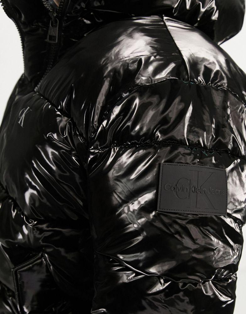 商品Calvin Klein|Calvin Klein Jeans badge logo high shine oversized puffer jacket in black,价格¥2498,第5张图片详细描述