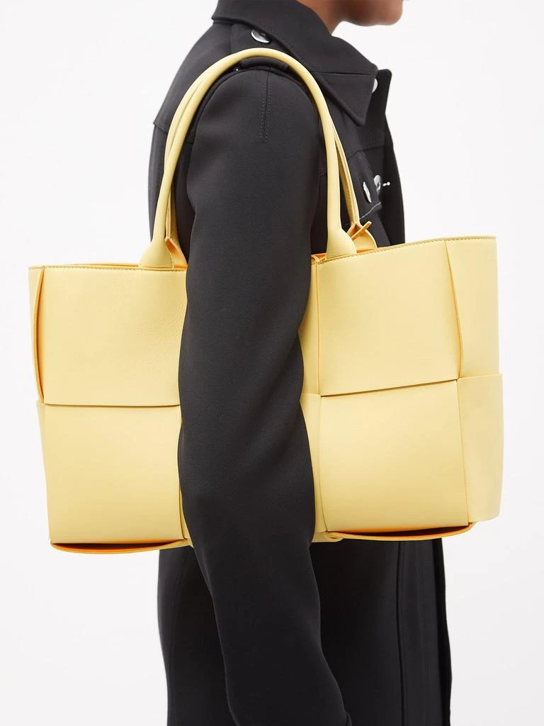 商品Bottega Veneta|Arco medium Intrecciato-leather tote bag,价格¥21534,第3张图片详细描述
