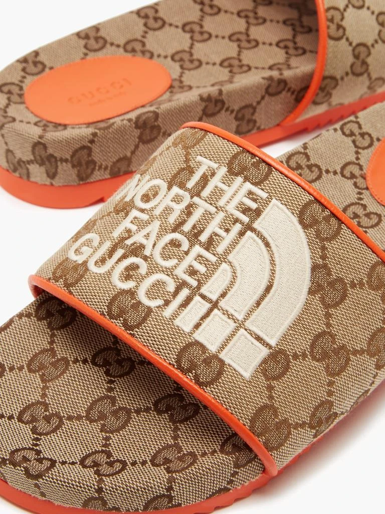 X The North Face logo-embroidered slides 商品