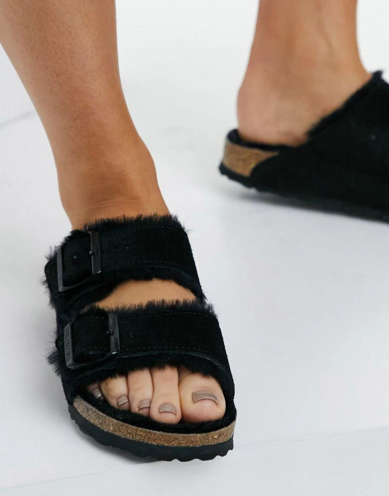商品Birkenstock|Birkenstock Arizona flat sandals in black with fur lining,价格¥660,第3张图片详细描述