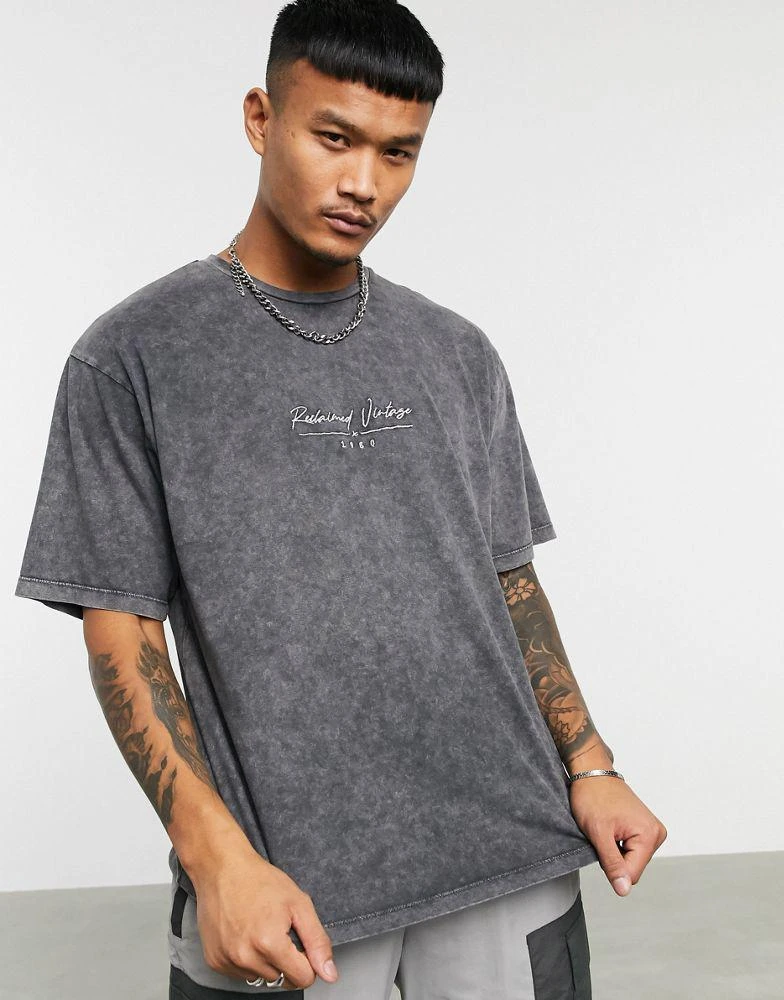 商品Reclaimed Vintage|Reclaimed Vintage inspired oversized boxy t-shirt with logo in washed grey,价格¥94,第3张图片详细描述