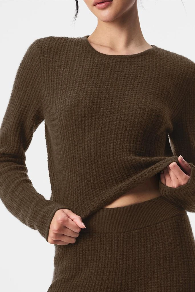 商品Alo|Cashmere Plush Waffle Cropped Long Sleeve - Espresso,价格¥2235,第5张图片详细描述