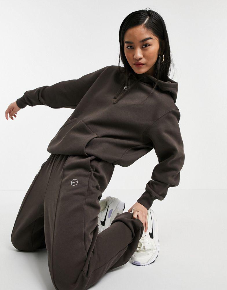 Nike metallic swoosh neutral jogger in dark brown商品第4张图片规格展示