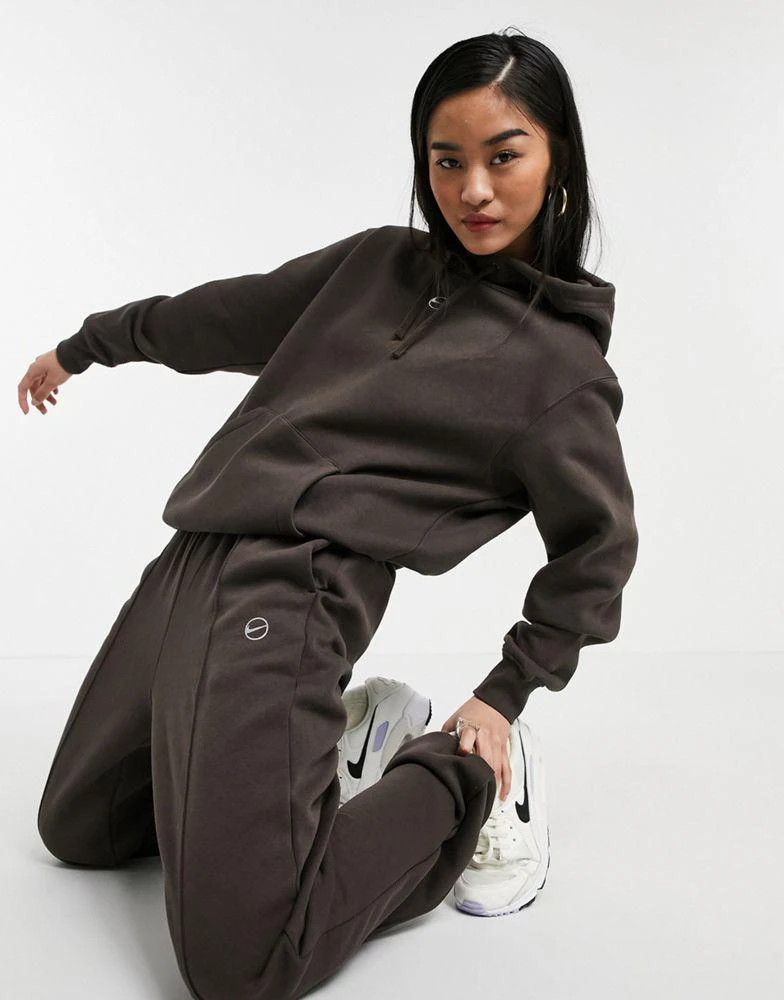 商品NIKE|Nike metallic swoosh neutral jogger in dark brown,价格¥234,第4张图片详细描述