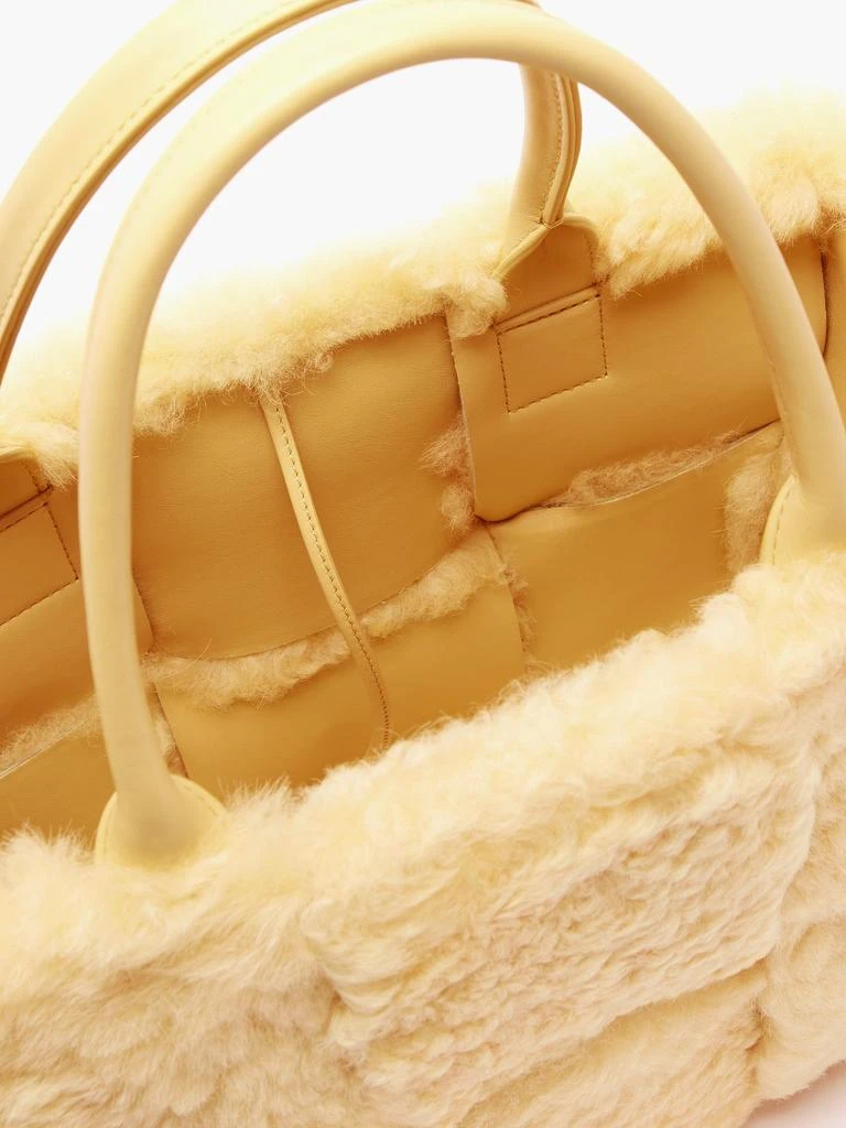 商品Bottega Veneta|The Arco small leather and shearling tote bag,价格¥30469,第5张图片详细描述