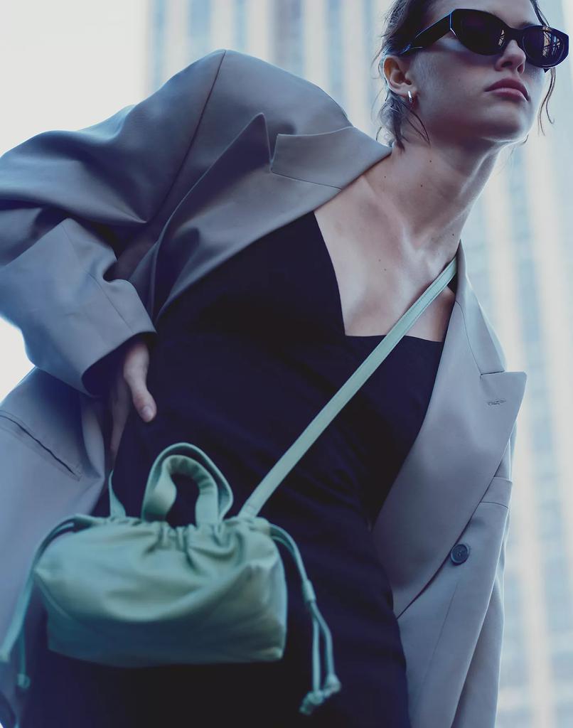 Madewell Piazza 云朵包抽绳单肩包商品第4张图片规格展示