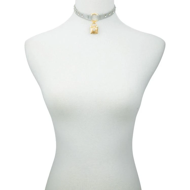 商品GUESS|Gold-Tone Crystal Lock Pendant Metallic Silver Faux Leather Choker Necklace,价格¥51,第2张图片详细描述