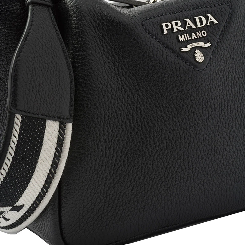 商品Prada|【预售3-7天】普拉达  女士小号黑色皮革饰有三角徽标配织物肩带拉链开合单肩斜跨手提包1BC145_2DKV_F0002_V_3OO,价格¥23286,第6张图片详细描述