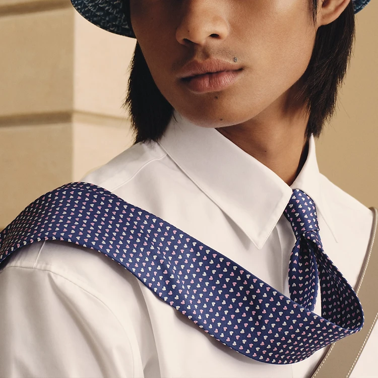 商品[国内直发] Hermes|[预售3天]爱马仕 心形碎花 领带 男款 深蓝色,价格¥2610,第3张图片详细描述