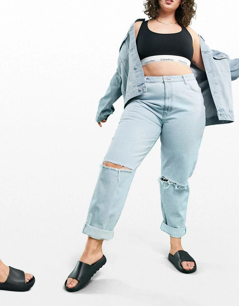 商品ASOS|ASOS DESIGN Curve high rise 'slouchy' mom jeans brightwash with rips,价格¥182,第4张图片详细描述