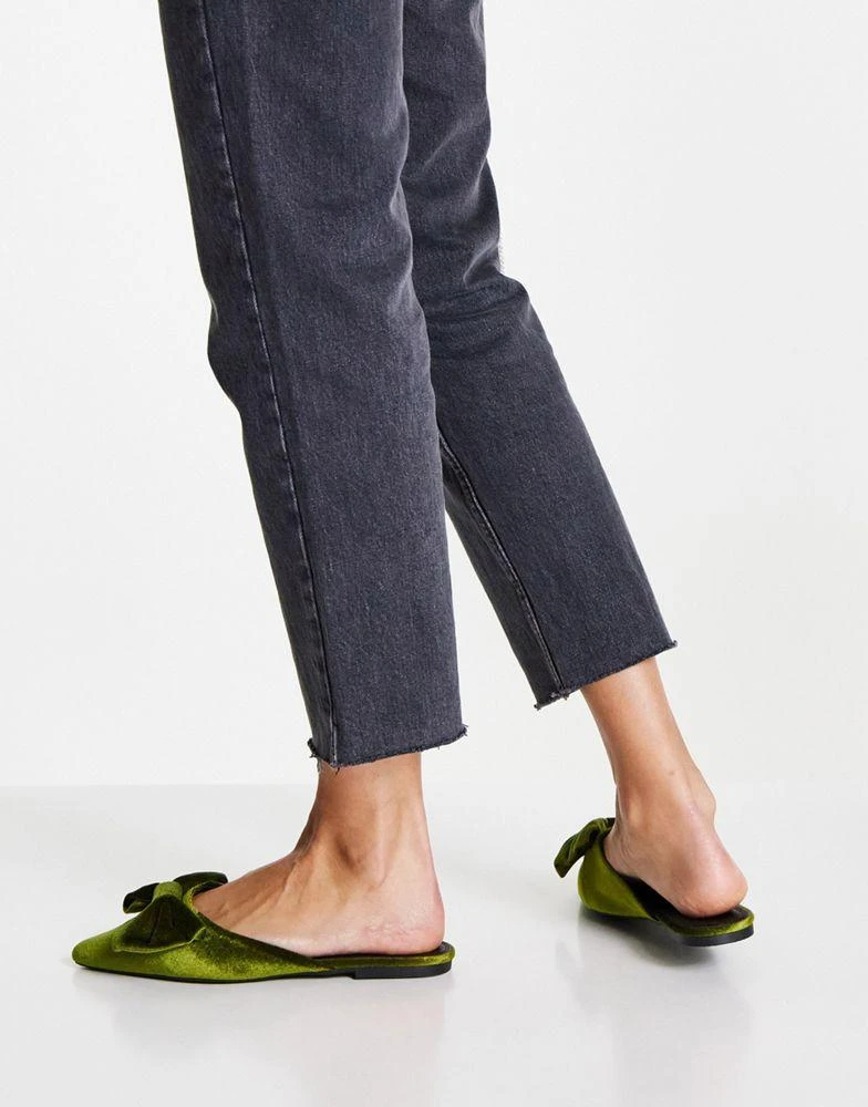 商品ASOS|ASOS DESIGN Lass oversized bow pointed flat mules in green velvet,价格¥117,第4张图片详细描述