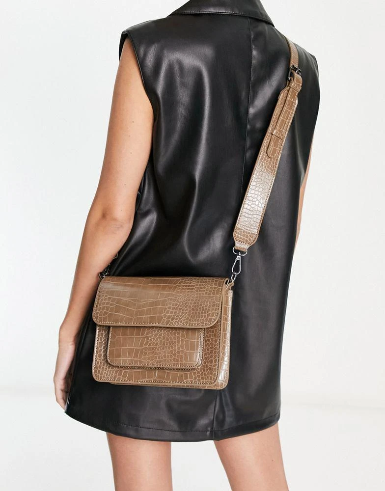 商品HVISK|Hvisk Cayman Pocket vegan leather cross body bag in brown croc,价格¥452,第3张图片详细描述