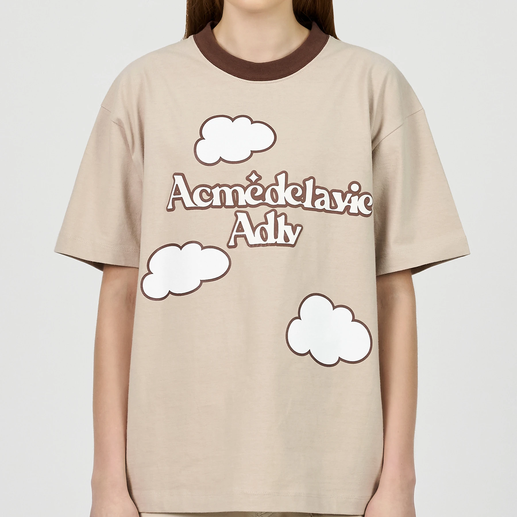 【享贝家】ZY- acme de la vie 字母云朵卡通印花直筒短袖T恤 男女同款 米色 ADLV2202519361-BEIG 商品
