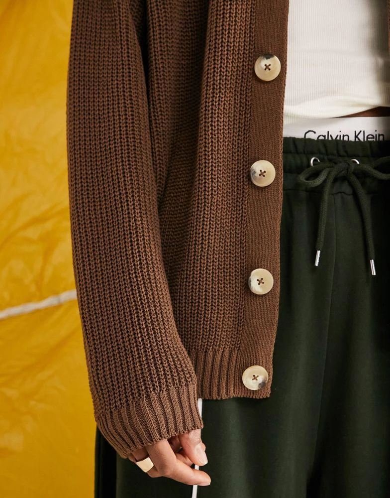 商品ASOS|ASOS DESIGN knitted oversized fisherman rib cardigan in brown,价格¥169,第4张图片详细描述