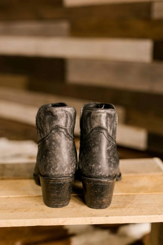 商品Ariat|Hazel Western Boot In Naturally Distressed Black,价格¥1180,第4张图片详细描述