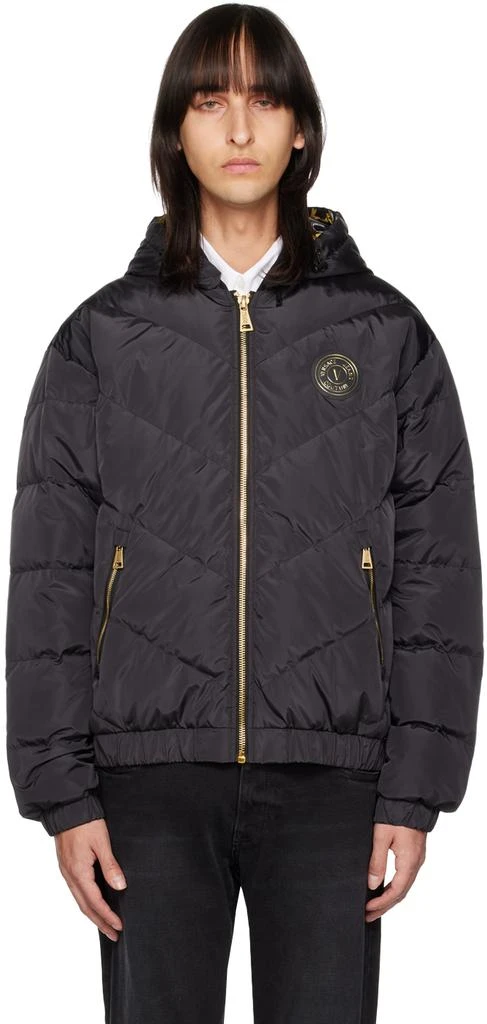 商品Versace|Black V-Emblem Down Jacket,价格¥2632,第1张图片