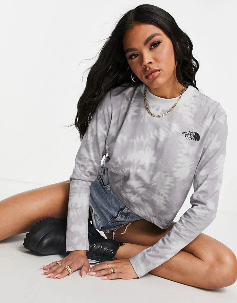 商品The North Face|The North Face Cropped long sleeve t-shirt in grey tie dye Exclusive at ASOS,价格¥204,第4张图片详细描述