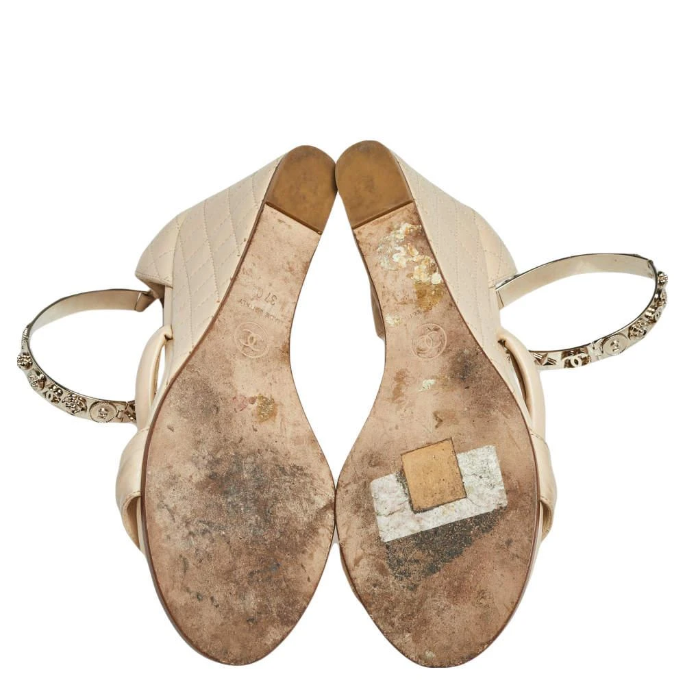 Chanel Beige Quilted Leather Charm Embellished Ankle Cuff Wedge Sandals Size 37 商品