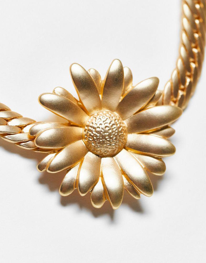 商品Reclaimed Vintage|Reclaimed Vintage inspired oversized flower choker necklace in matte gold,价格¥106,第4张图片详细描述