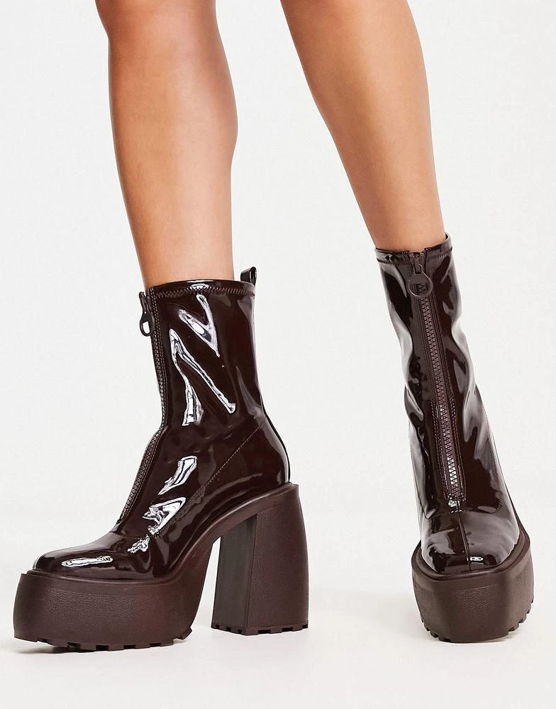 商品Bershka|Bershka chunky sole platform heeled boot in patent brown,价格¥252,第1张图片