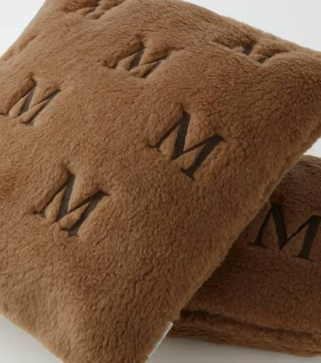 商品Max Mara|Monogrammed teddy cushion,价格¥1681,第3张图片详细描述