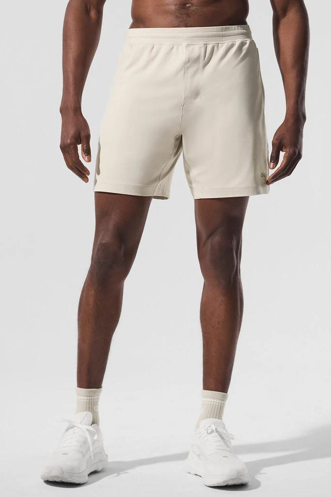 商品Alo|7" Conquer React Performance Short - Bone,价格¥521,第1张图片