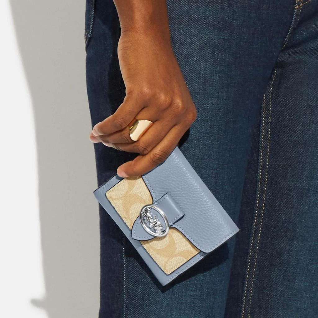 商品Coach|Coach Outlet Georgie Small Wallet In Signature Canvas,价格¥543,第2张图片详细描述