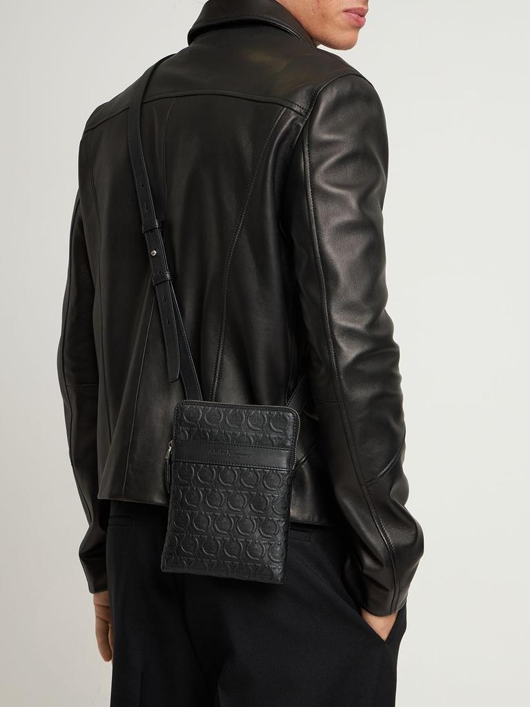 商品Salvatore Ferragamo|Logo Embossed Leather Crossbody Bag,价格¥5817,第1张图片