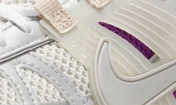 V2K Run Sneaker 商品