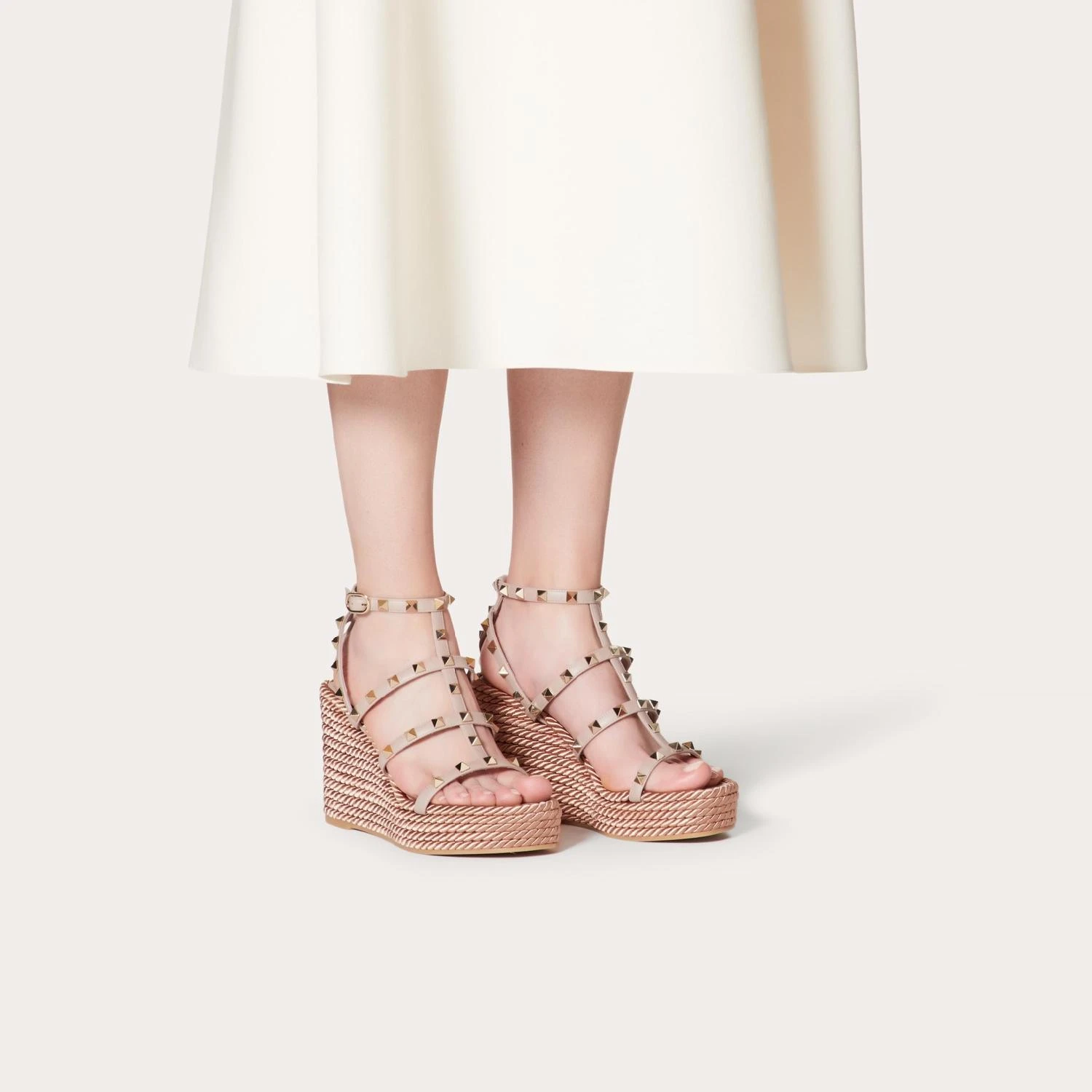 【预售】 华伦天奴 25春夏 女士 坡跟鞋 SANDALES COMPENSÉES ROCKSTUD À BRIDES EN VEAU. TALON : 95 MM 4W2S0F95BAE_P45  商品