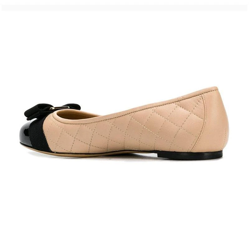 商品Salvatore Ferragamo|SALVATORE FERRAGAMO 女士裸色黑色拼色羊皮菱格平底船鞋 0702228,价格¥5827,第13张图片详细描述
