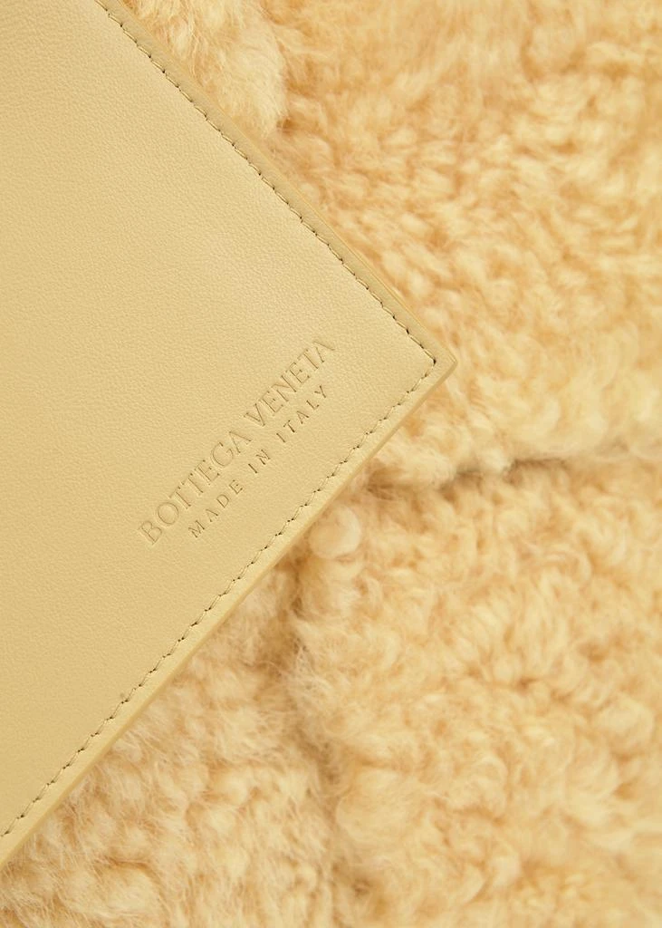 商品Bottega Veneta|Arco Intrecciato small yellow shearling tote,价格¥15068,第3张图片详细描述
