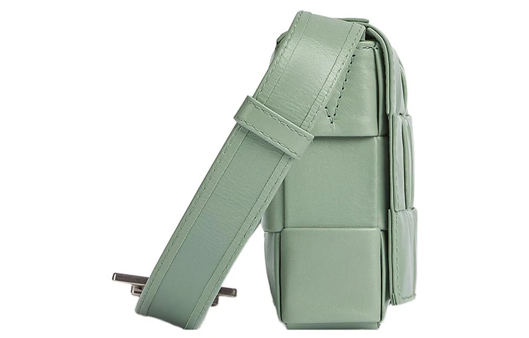 商品[国内直发] Bottega Veneta|葆蝶家 CASSETTE Intreccio编织磁扣开合 牛皮革 豆腐包单肩斜挎包 小号 男款 鼠尾草绿,价格¥7693,第3张图片详细描述