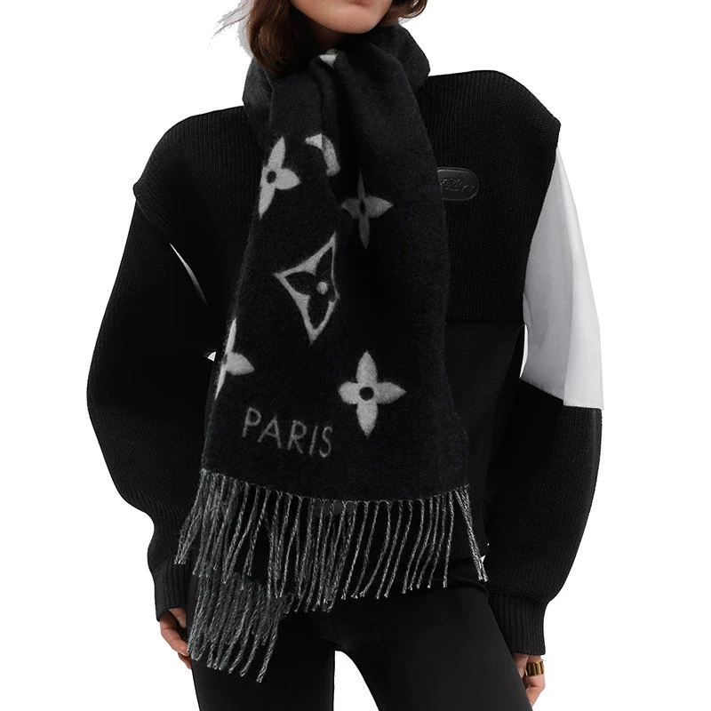商品Louis Vuitton|路易威登 REYKJAVIK系列 女士黑色羊绒老花围巾M71040,价格¥6368,第4张图片详细描述