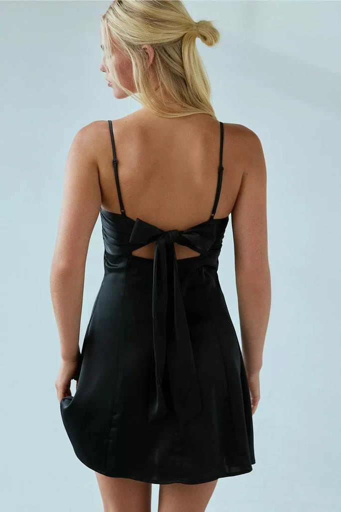 商品Urban Outfitters|UO Bella Bow-Back Satin Mini Dress,价格¥292,第4张图片详细描述