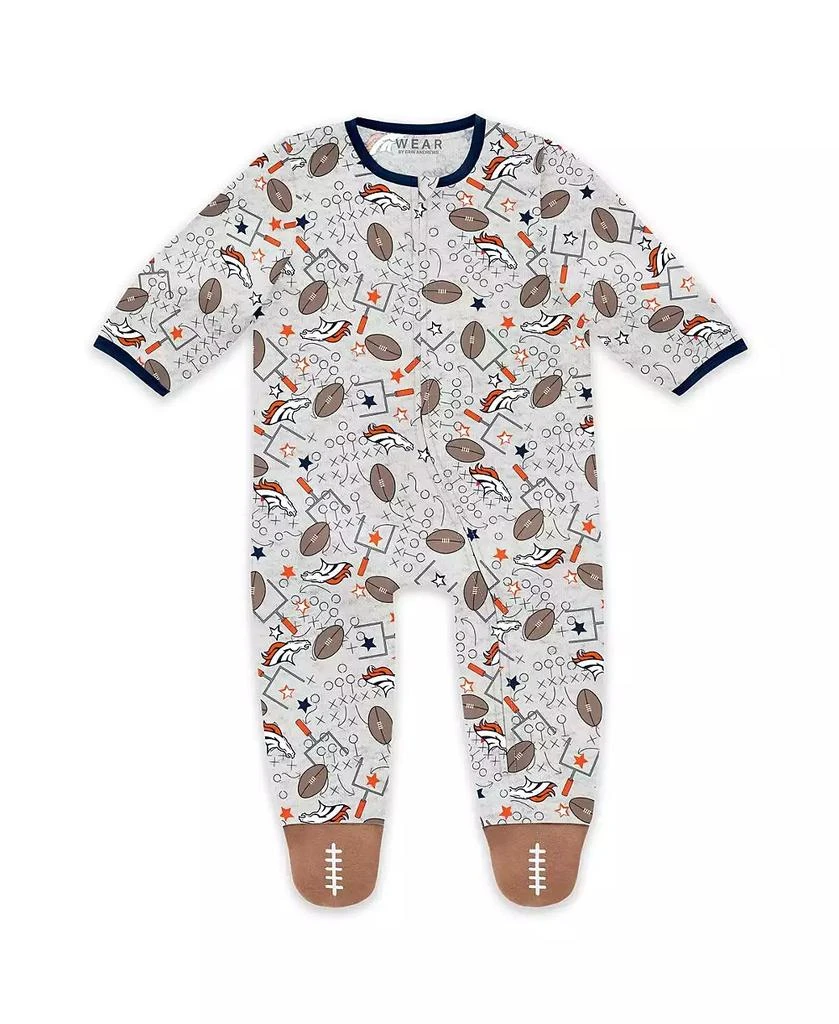 商品WEAR by Erin Andrews|Baby Boys and Girls Newborn 2-Piece Denver Broncos Sleep and Play Full-Zip Sleeper Bib Set,价格¥258,第2张图片详细描述