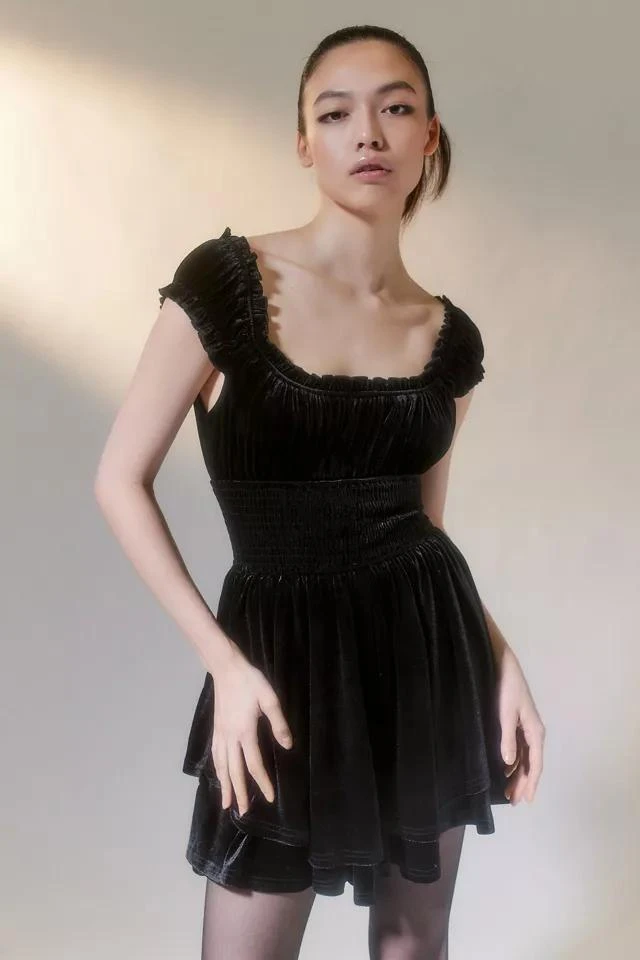 商品Urban Outfitters|UO Rosie Velvet Smocked Romper,价格¥224,第5张图片详细描述