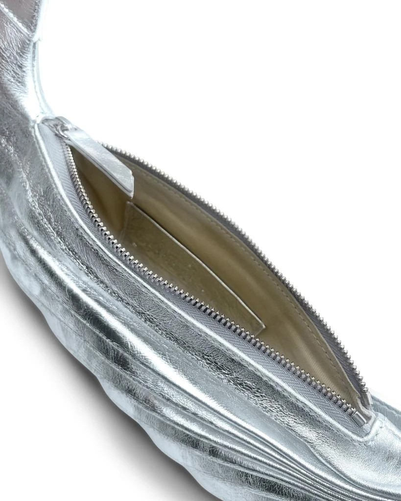 商品Sabrina Zeng|Chiaroscuro Hammock Sling Bag Silver,价格¥2605,第3张图片详细描述