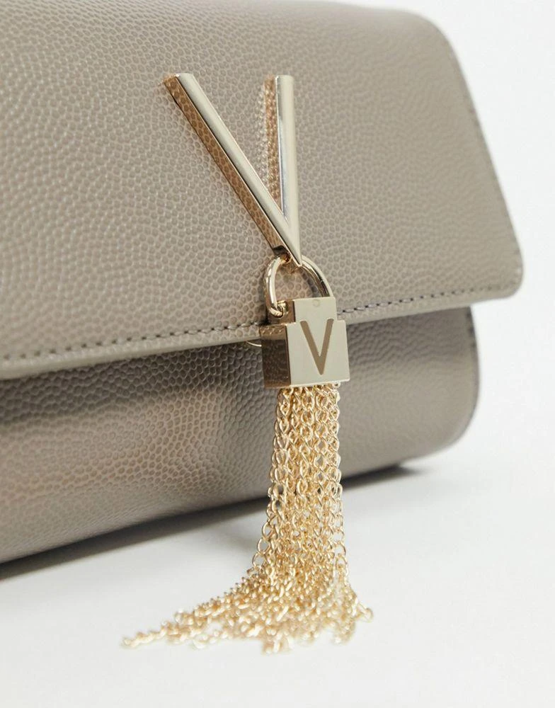 商品Mario Valentino|Valentino Divina foldover tassel detail cross body bag in taupe,价格¥697,第3张图片详细描述