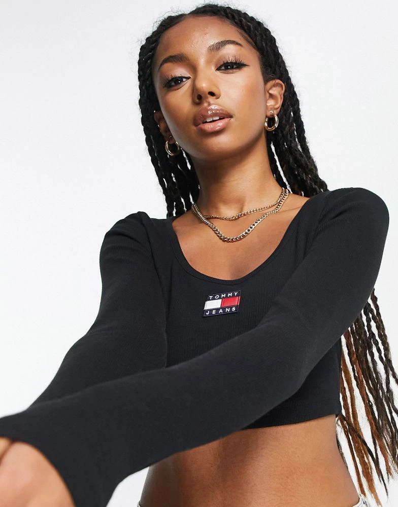 商品Tommy Jeans|Tommy Jeans flag logo cropped rib long sleeve t-shirt in black,价格¥387,第1张图片