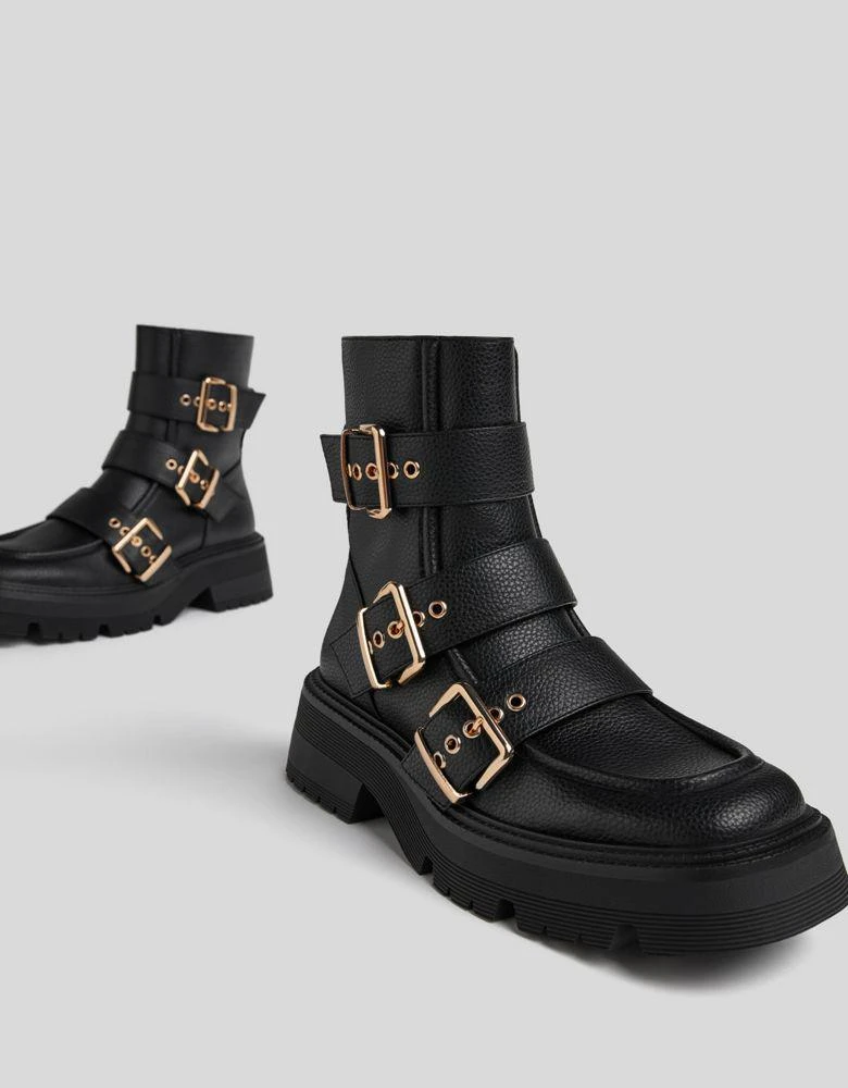 商品Bershka|Bershka chunky boot with square toe and buckle detail in black,价格¥487,第2张图片详细描述